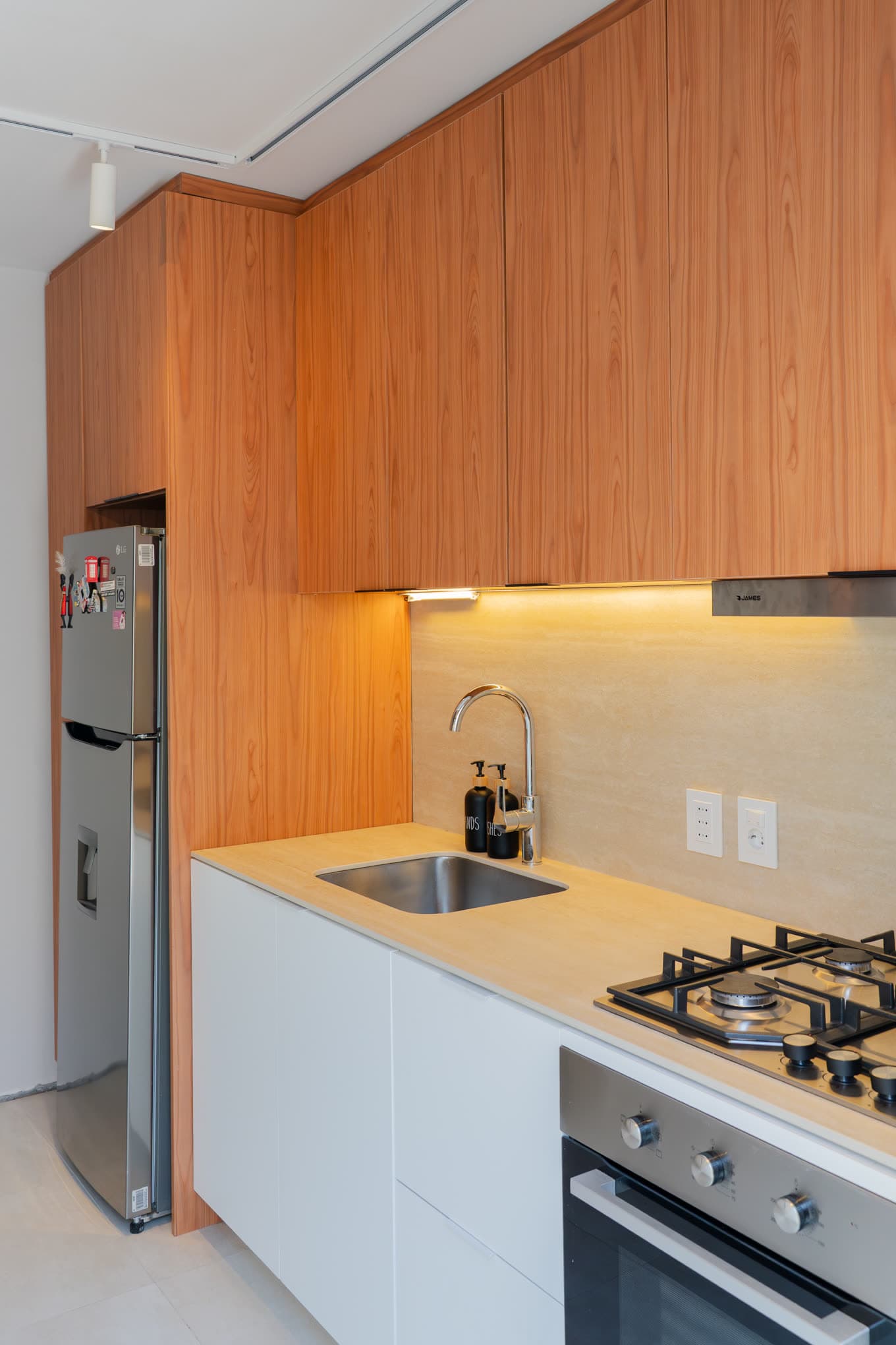 Almirón — Wood wall units above the countertop