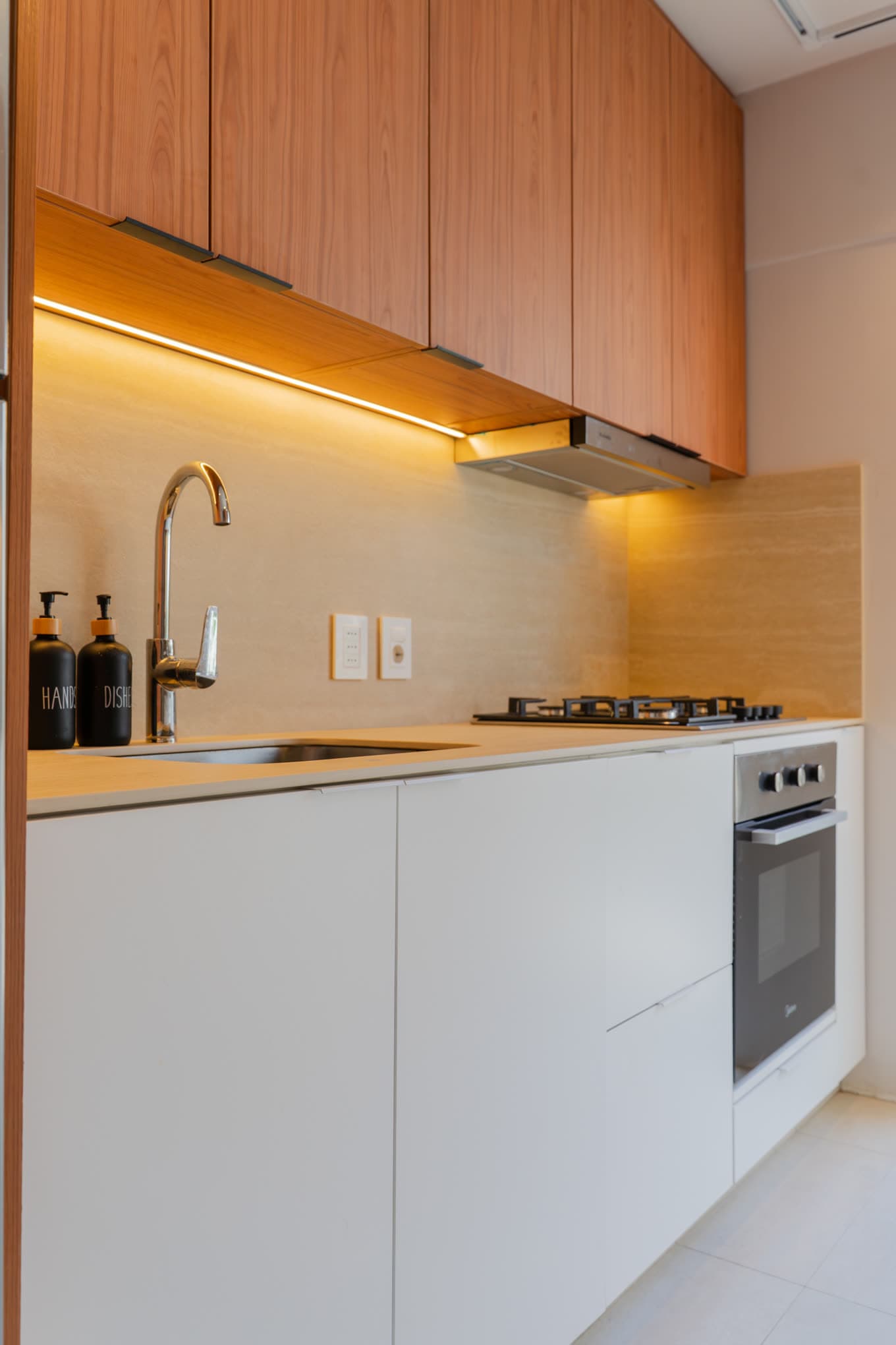 Almirón — Countertop and splashback, with under-cabinet lighting