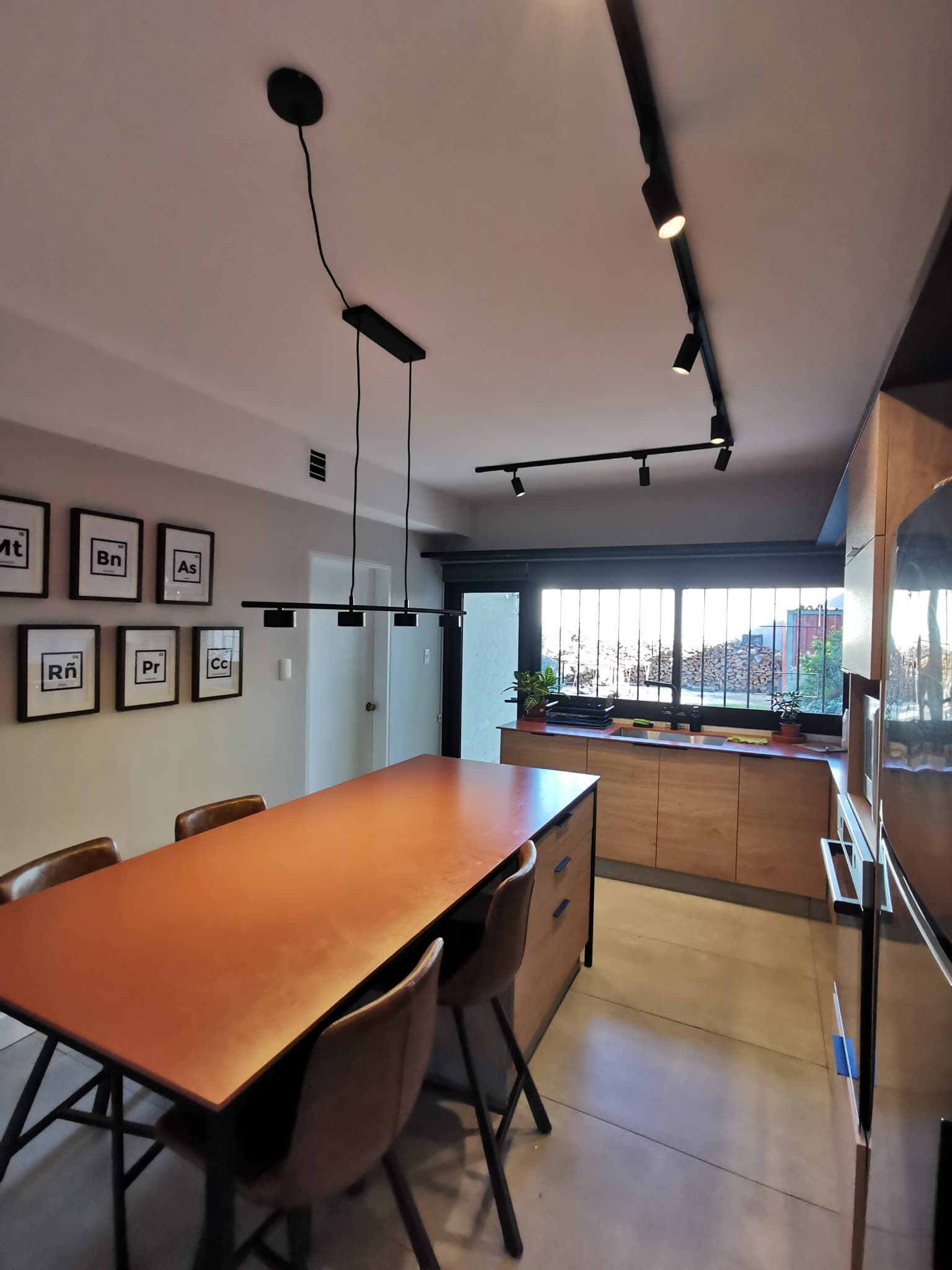 Amazonas — The breakfast room open to the kitchen