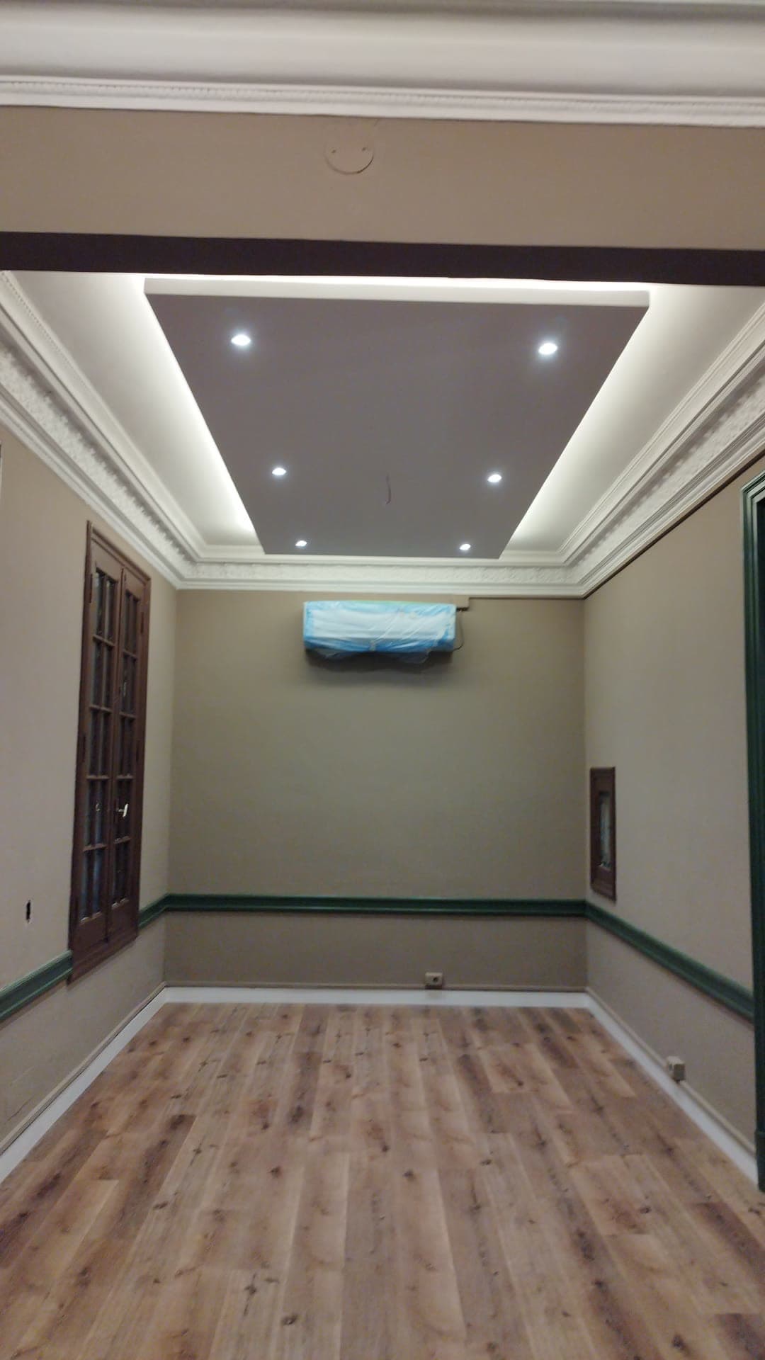 Nora Rey Boutique — New ceiling above the original mouldings